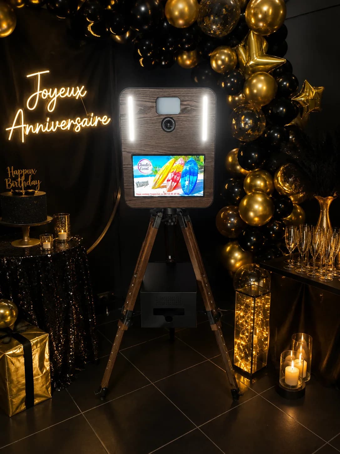 Photobooth en bois pour anniversaire avec décor noir et or